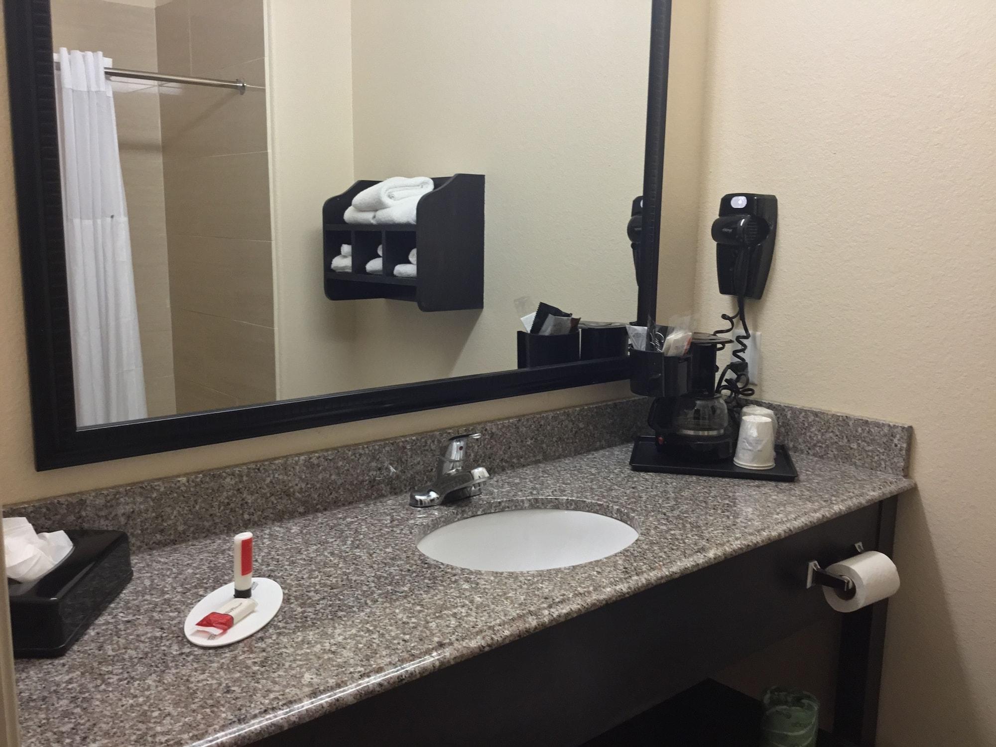 Days Inn & Suites By Wyndham Galveston West/Seawall Екстер'єр фото
