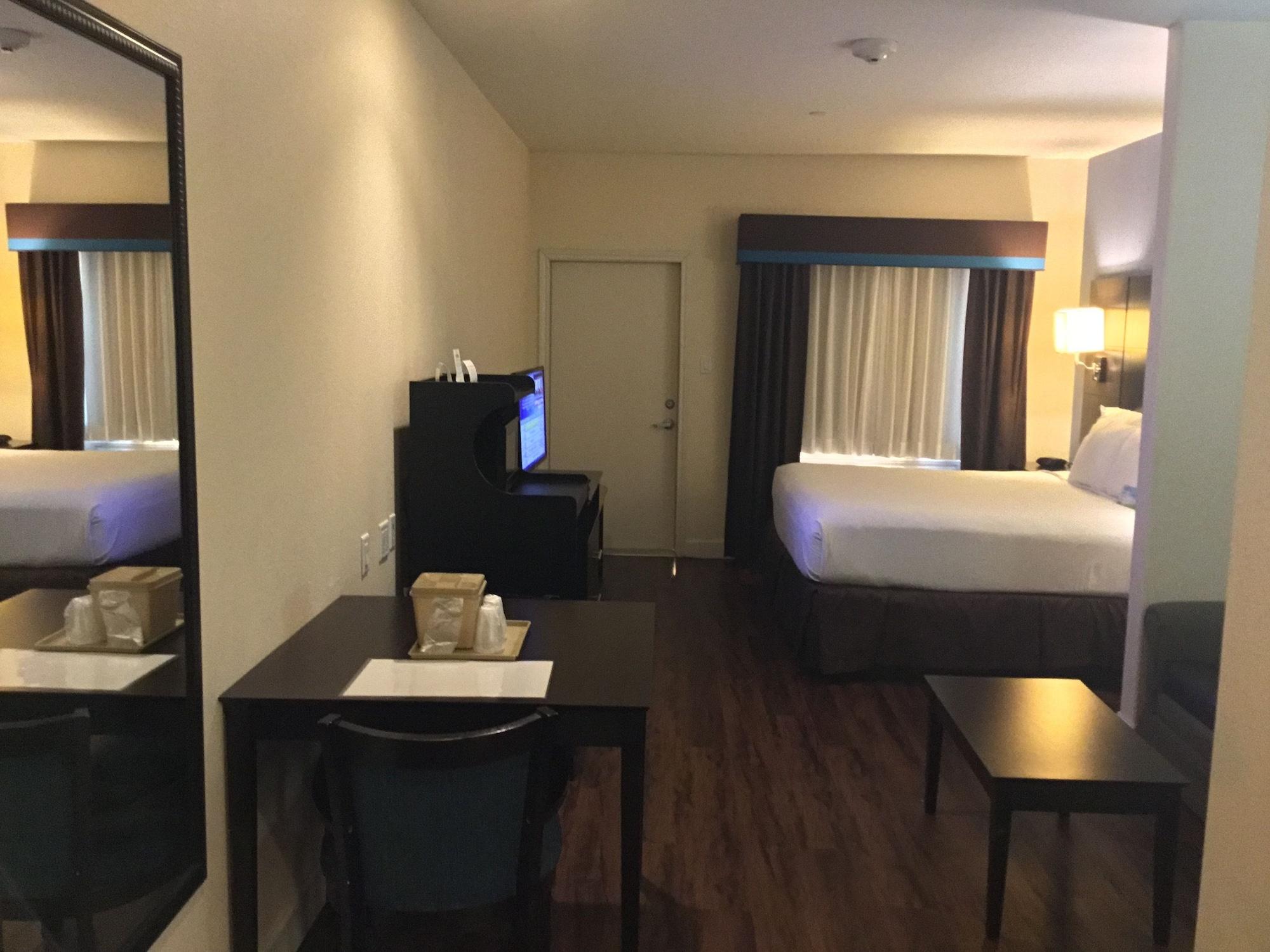 Days Inn & Suites By Wyndham Galveston West/Seawall Екстер'єр фото