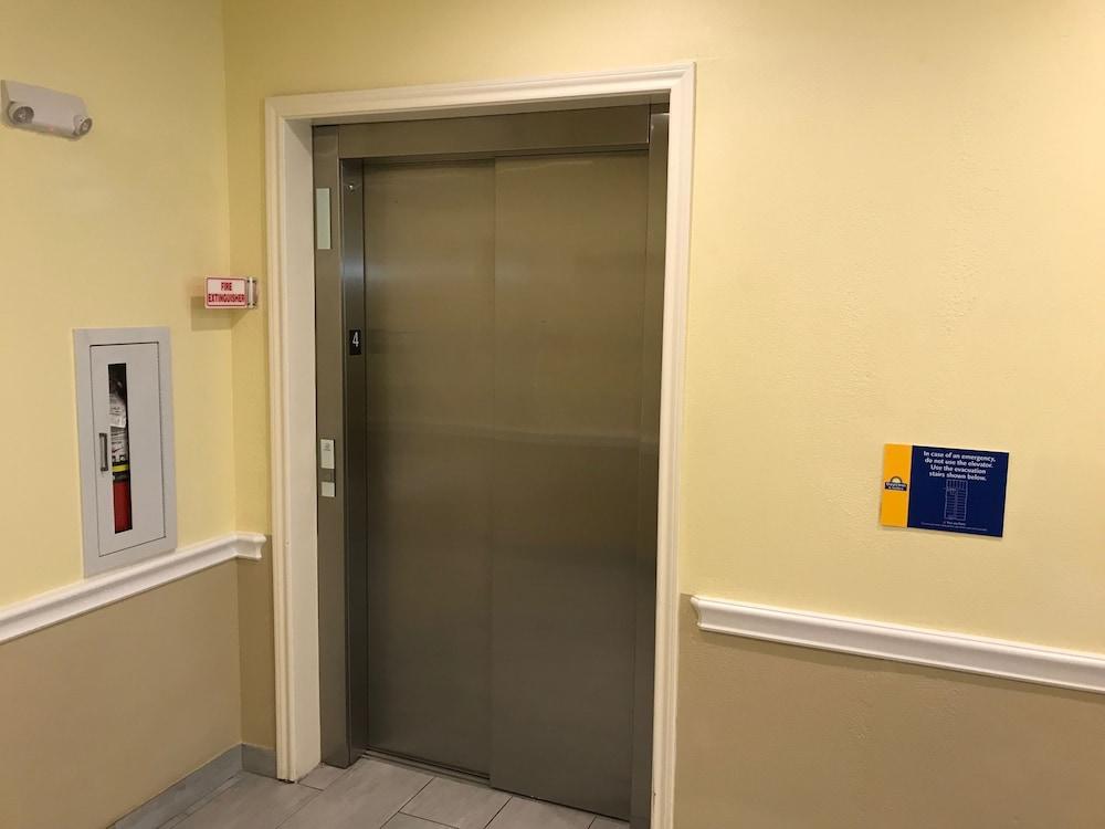 Days Inn & Suites By Wyndham Galveston West/Seawall Екстер'єр фото