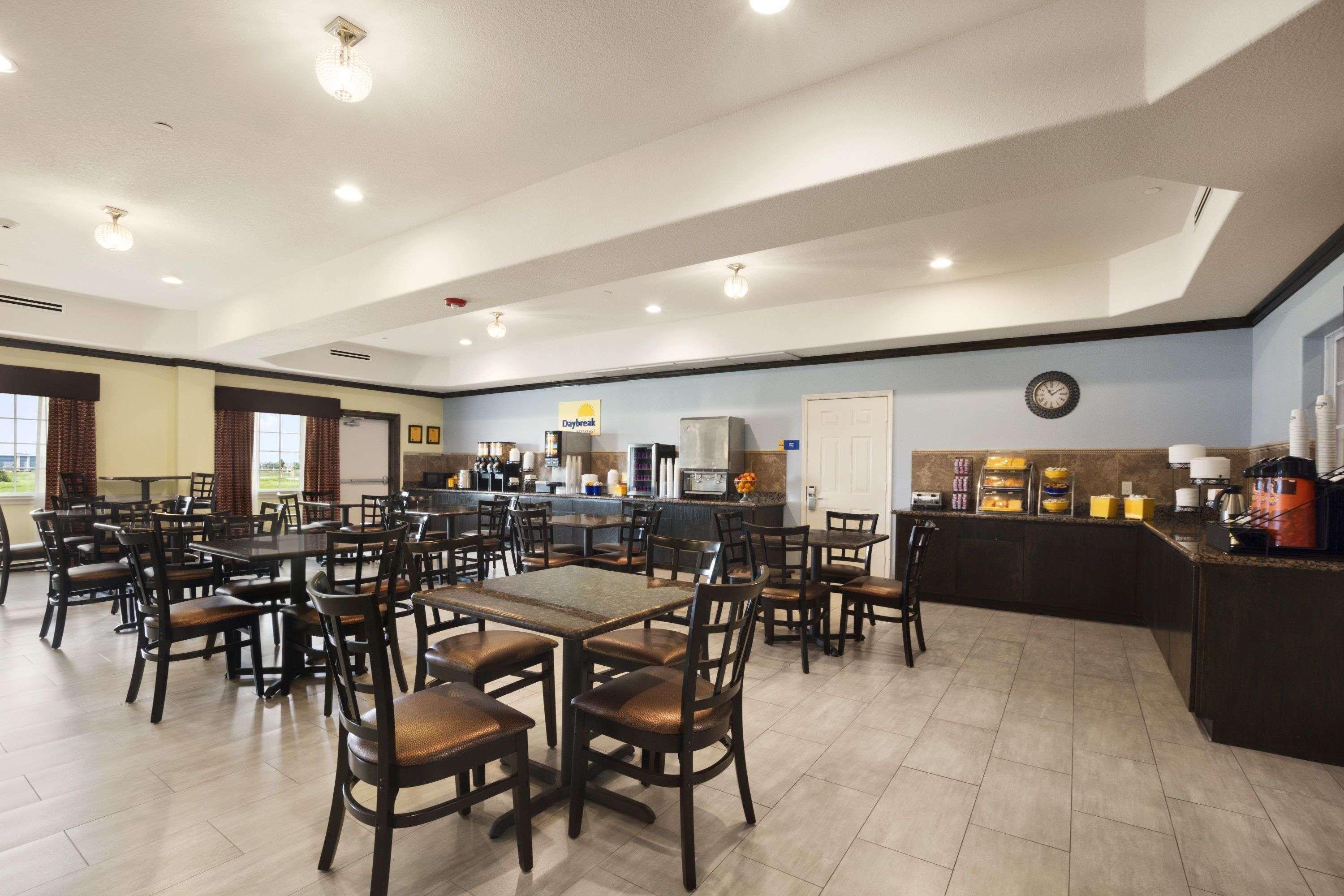 Days Inn & Suites By Wyndham Galveston West/Seawall Екстер'єр фото