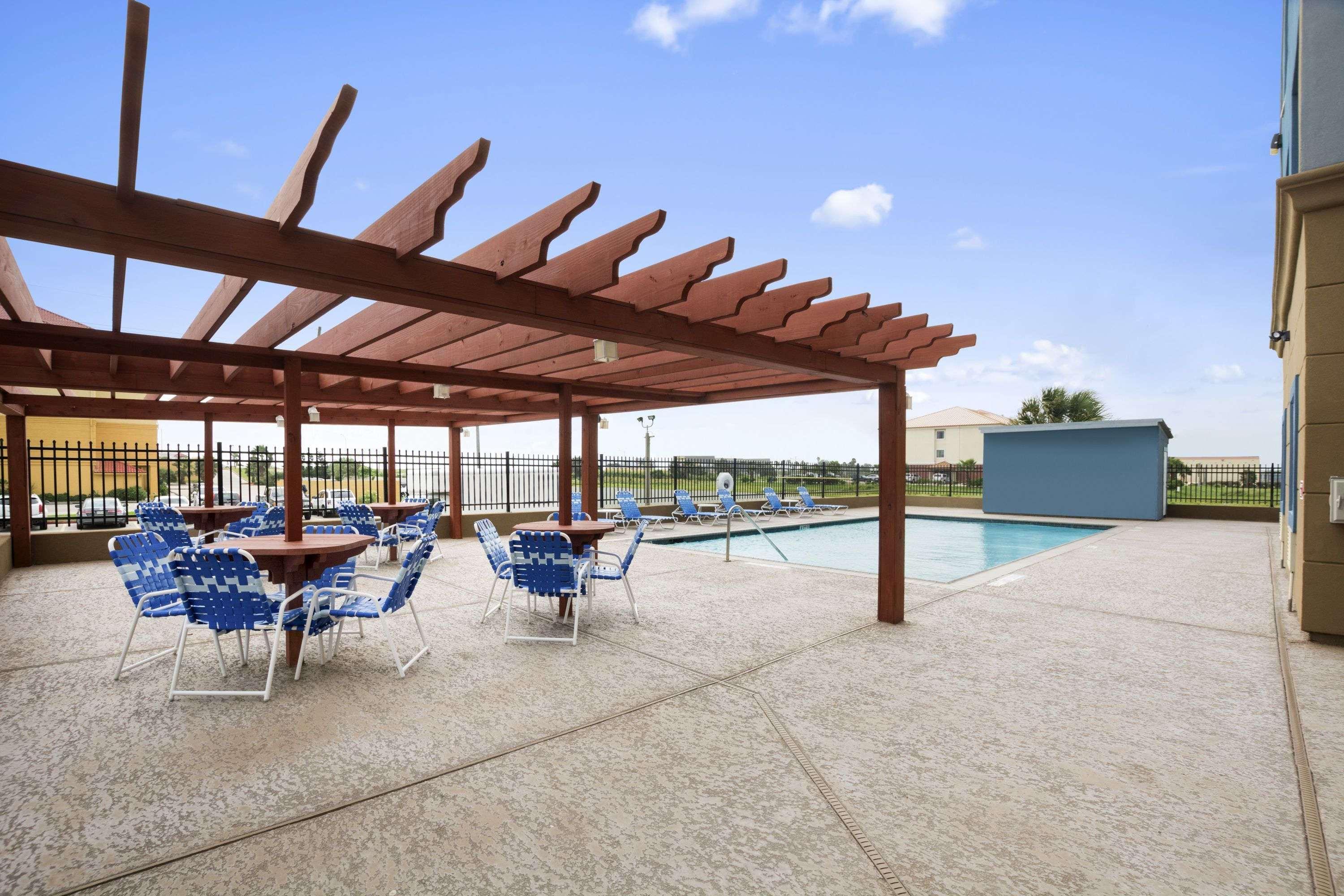 Days Inn & Suites By Wyndham Galveston West/Seawall Екстер'єр фото