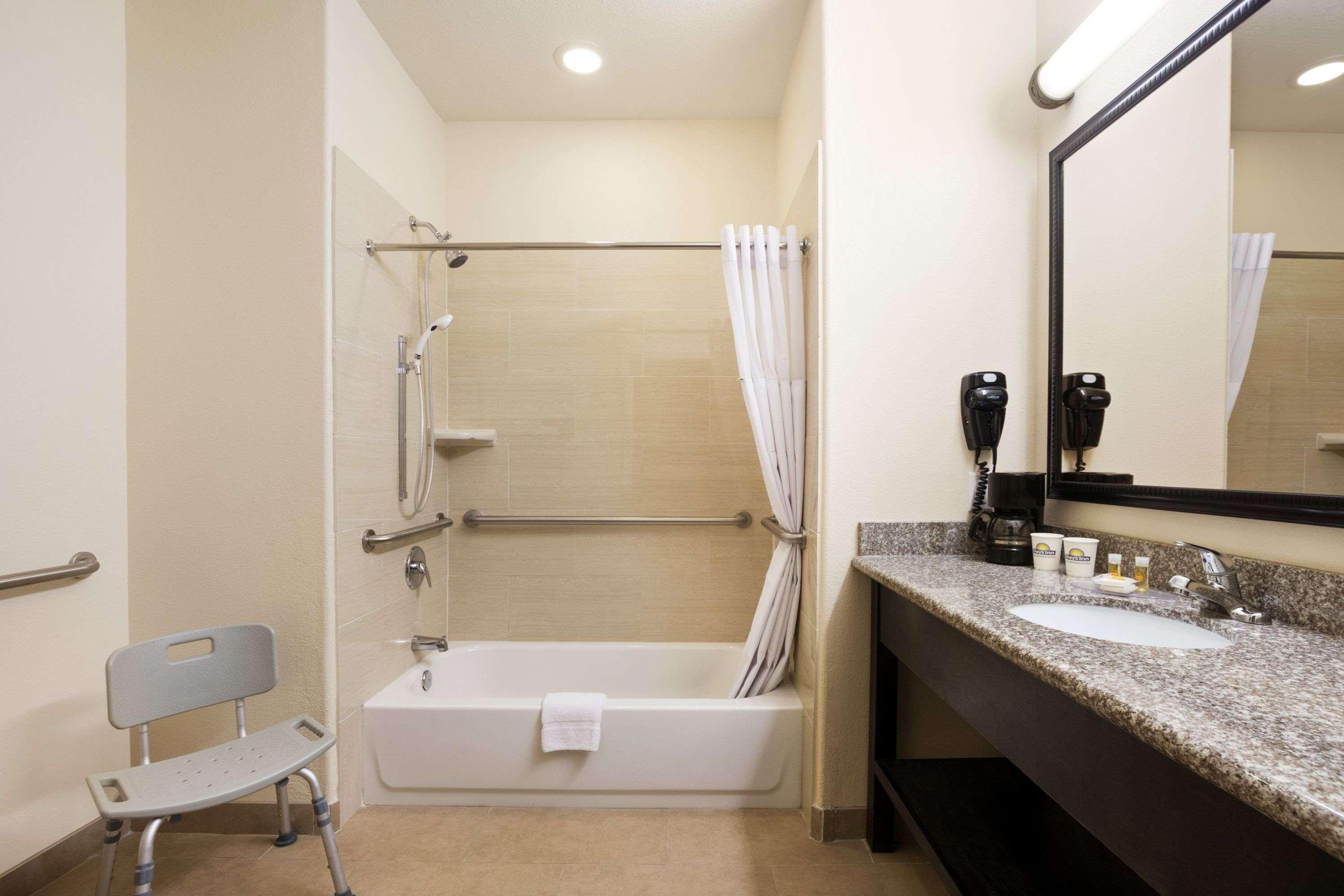 Days Inn & Suites By Wyndham Galveston West/Seawall Екстер'єр фото