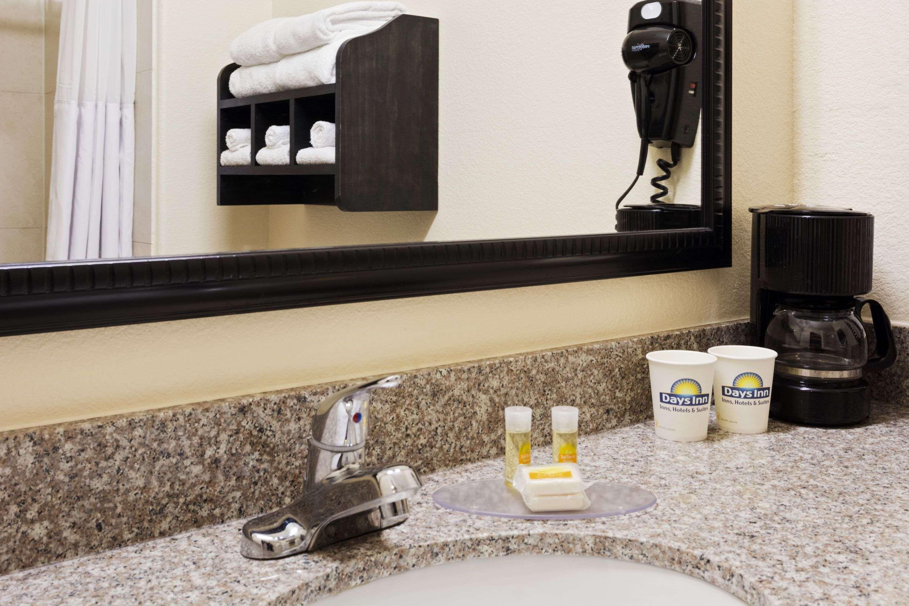 Days Inn & Suites By Wyndham Galveston West/Seawall Екстер'єр фото