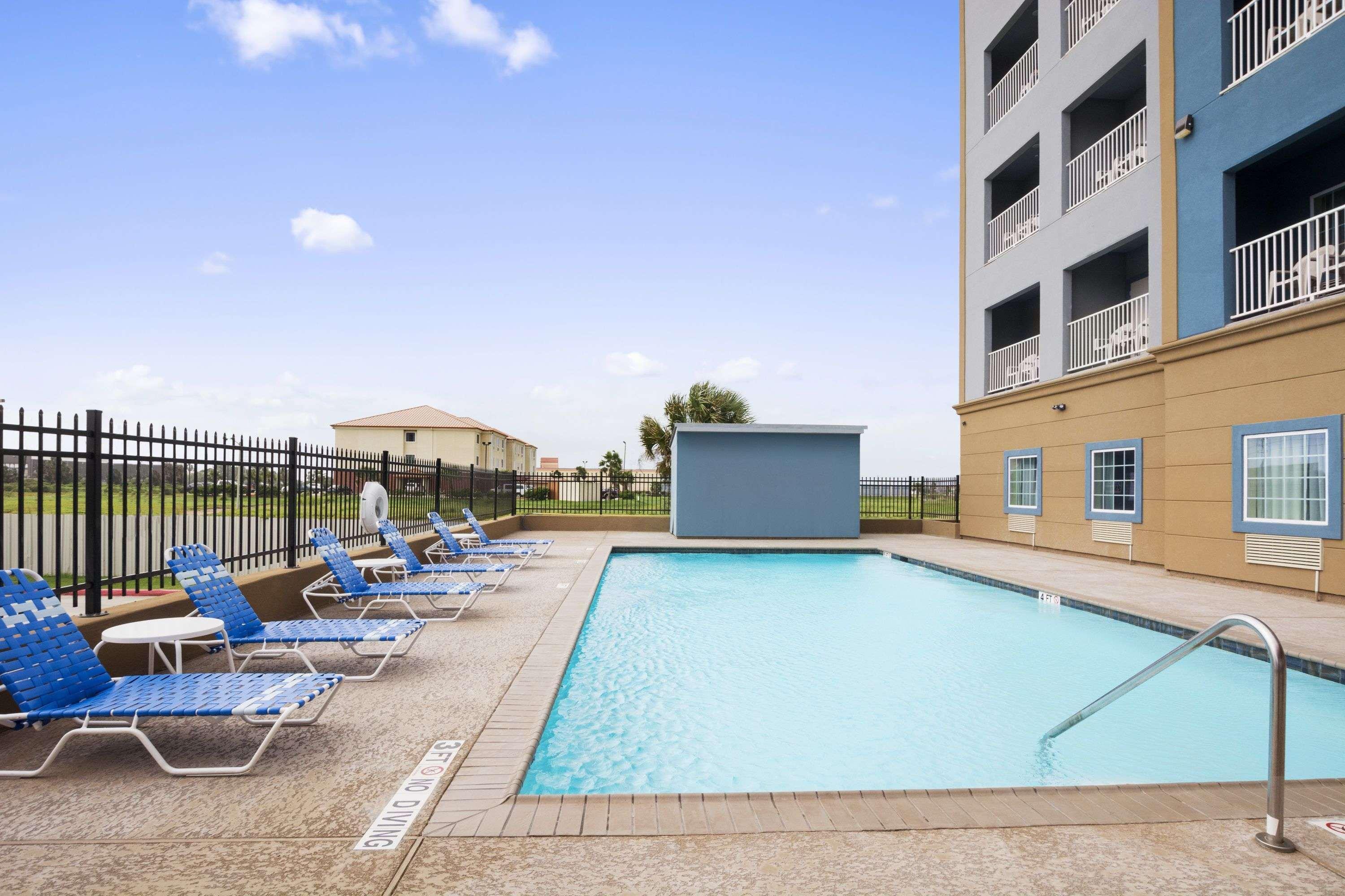 Days Inn & Suites By Wyndham Galveston West/Seawall Екстер'єр фото