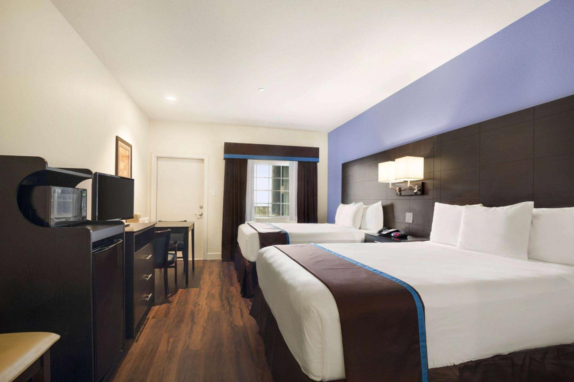 Days Inn & Suites By Wyndham Galveston West/Seawall Екстер'єр фото