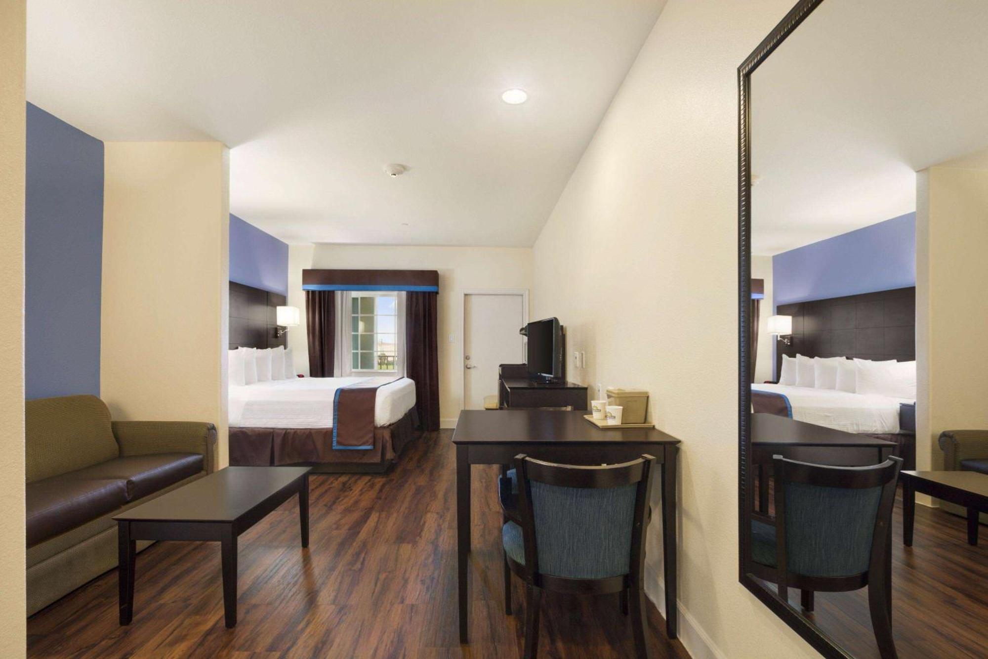 Days Inn & Suites By Wyndham Galveston West/Seawall Екстер'єр фото